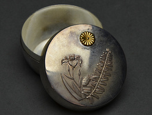 丸形栂檜扇菖蒲文 ボンボニエール