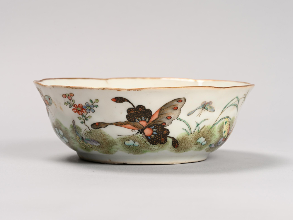 粉彩花蝶文碗